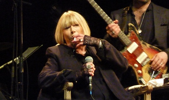 faithfull_smoke_bataclan